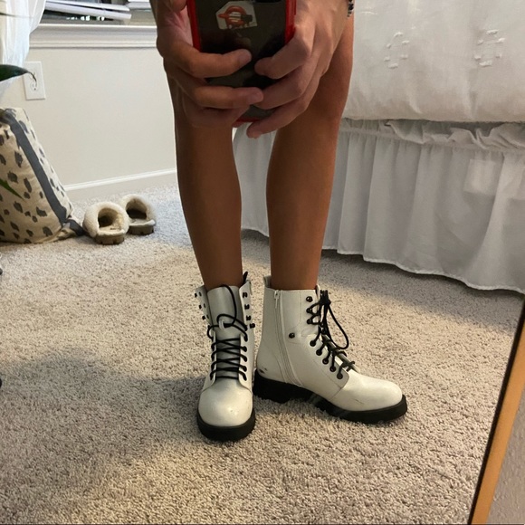 White boots - Picture 3 of 3